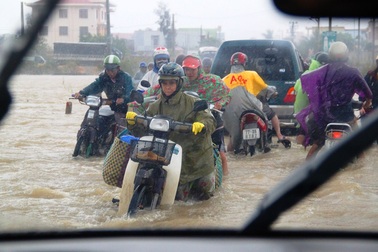 Nữ sinh lớp 8 rơi xuống cầu, bị nước lũ cuốn mất tích
