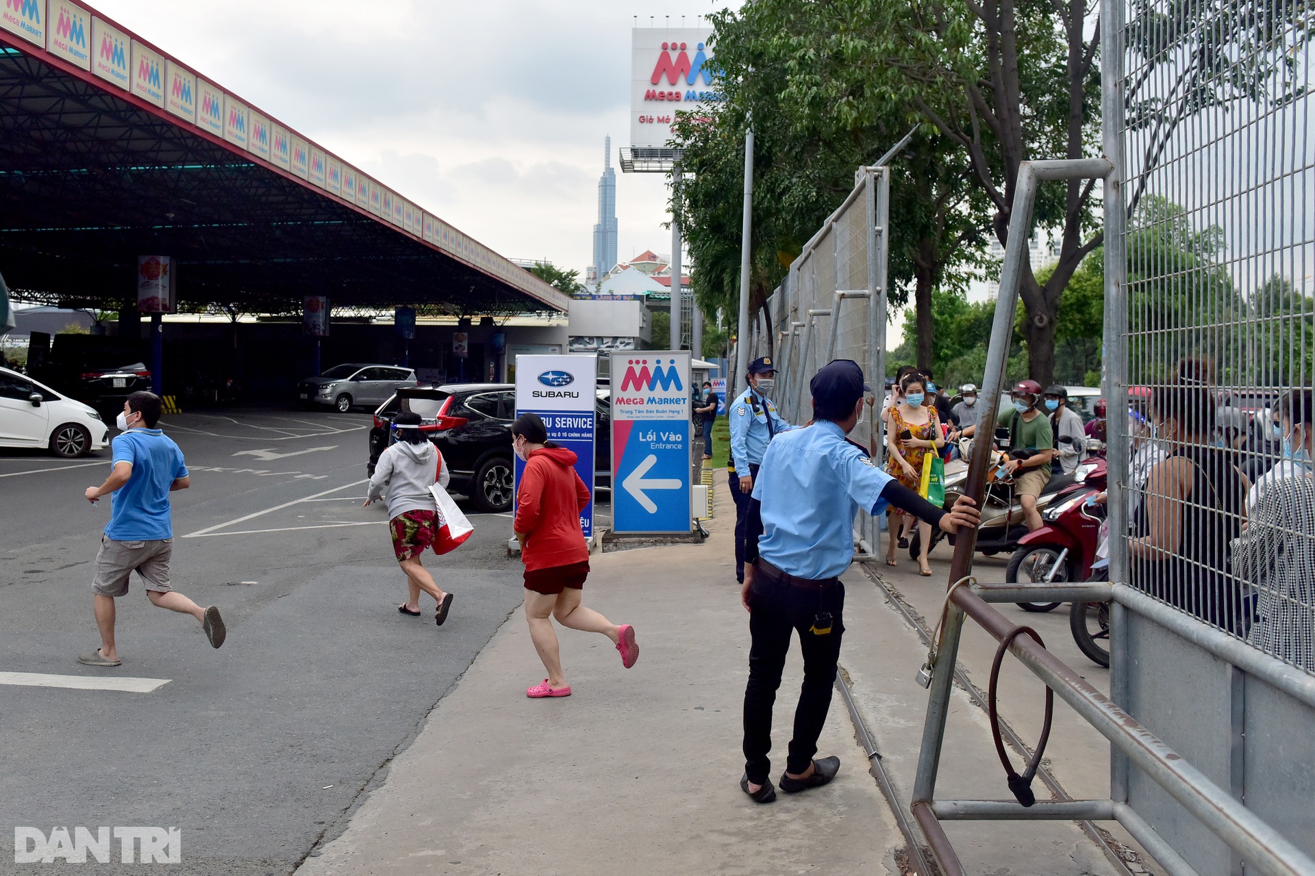 Người dân TPHCM đổ xô đi siêu thị mua hàng sau quy định ai ở đâu ở yên đó - 6 Người dân TPHCM đổ xô đi siêu thị mua hàng sau quy định ai ở đâu ở yên đó - 6