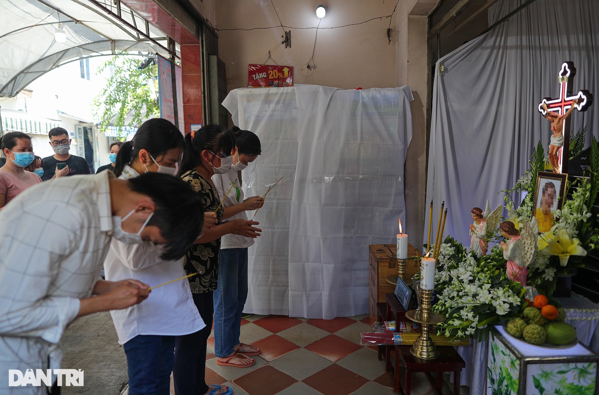 3 đám tang bao trùm xóm nhỏ ở TPHCM sau vụ chìm ca nô tại Hội An - 8 3 đám tang bao trùm xóm nhỏ ở TPHCM sau vụ chìm ca nô tại Hội An - 8