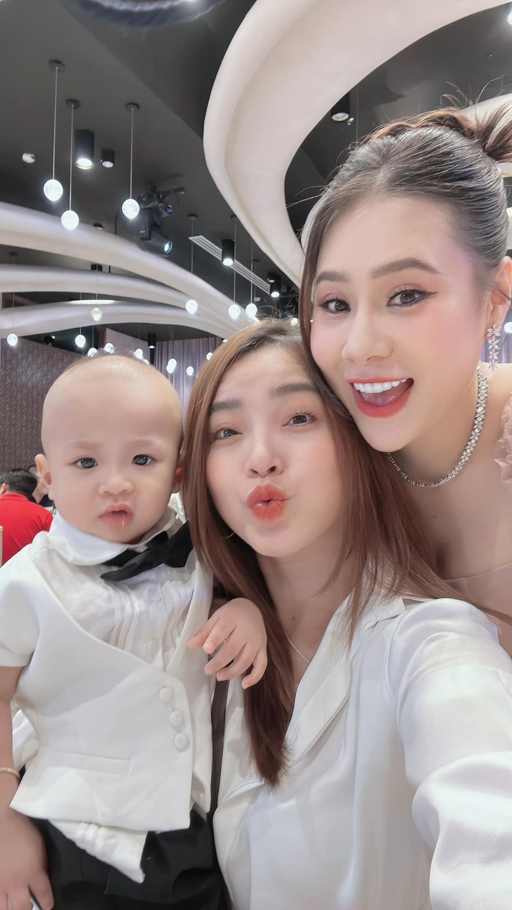 Hải Băng sau 4 năm giải nghệ: Bán hàng online, sung túc bên chồng và 3 con - 14 Hải Băng sau 4 năm giải nghệ: Bán hàng online, sung túc bên chồng và 3 con - 14