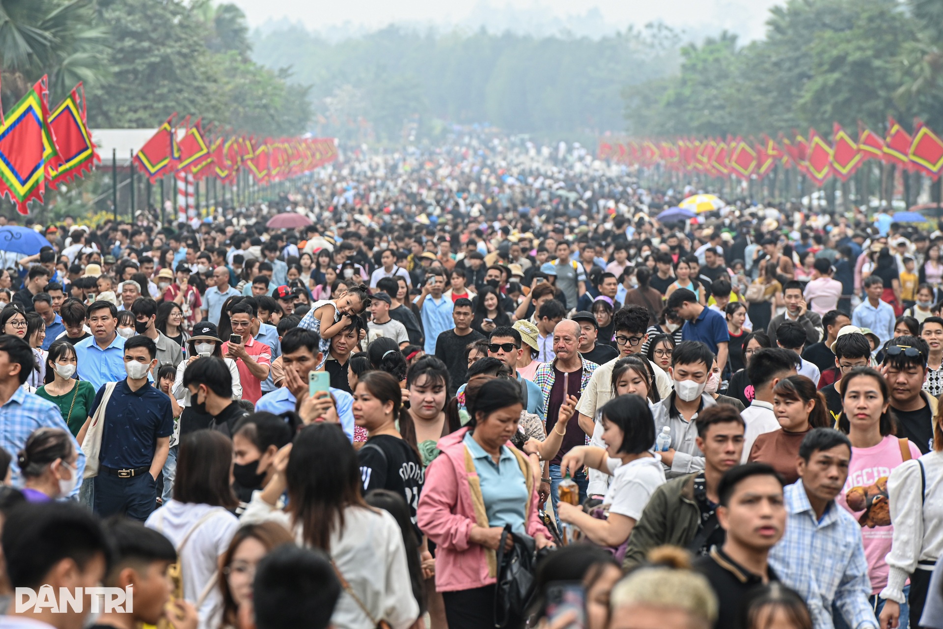 Biển người đổ về Đền Hùng, chen chân lên núi Nghĩa Lĩnh dâng hương - 2 Biển người đổ về Đền Hùng, chen chân lên núi Nghĩa Lĩnh dâng hương - 2