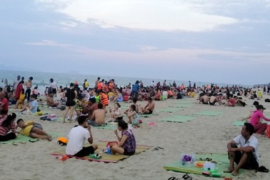 Nắng nóng gay gắt, người dân đổ xô đi tắm biển “hạ hỏa”