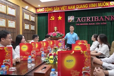 Doanh nghiệp tặng bánh trung thu cho nhân viên