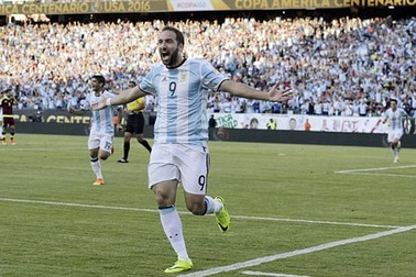 Đội hình siêu khủng có giá chỉ bằng… Higuain
