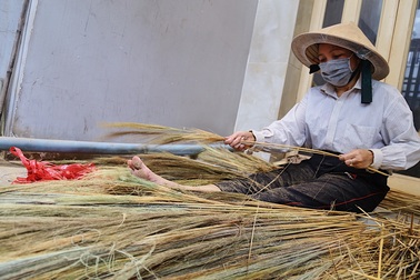 Nhộn nhịp xóm chổi đót ở Sài Gòn dịp cuối năm