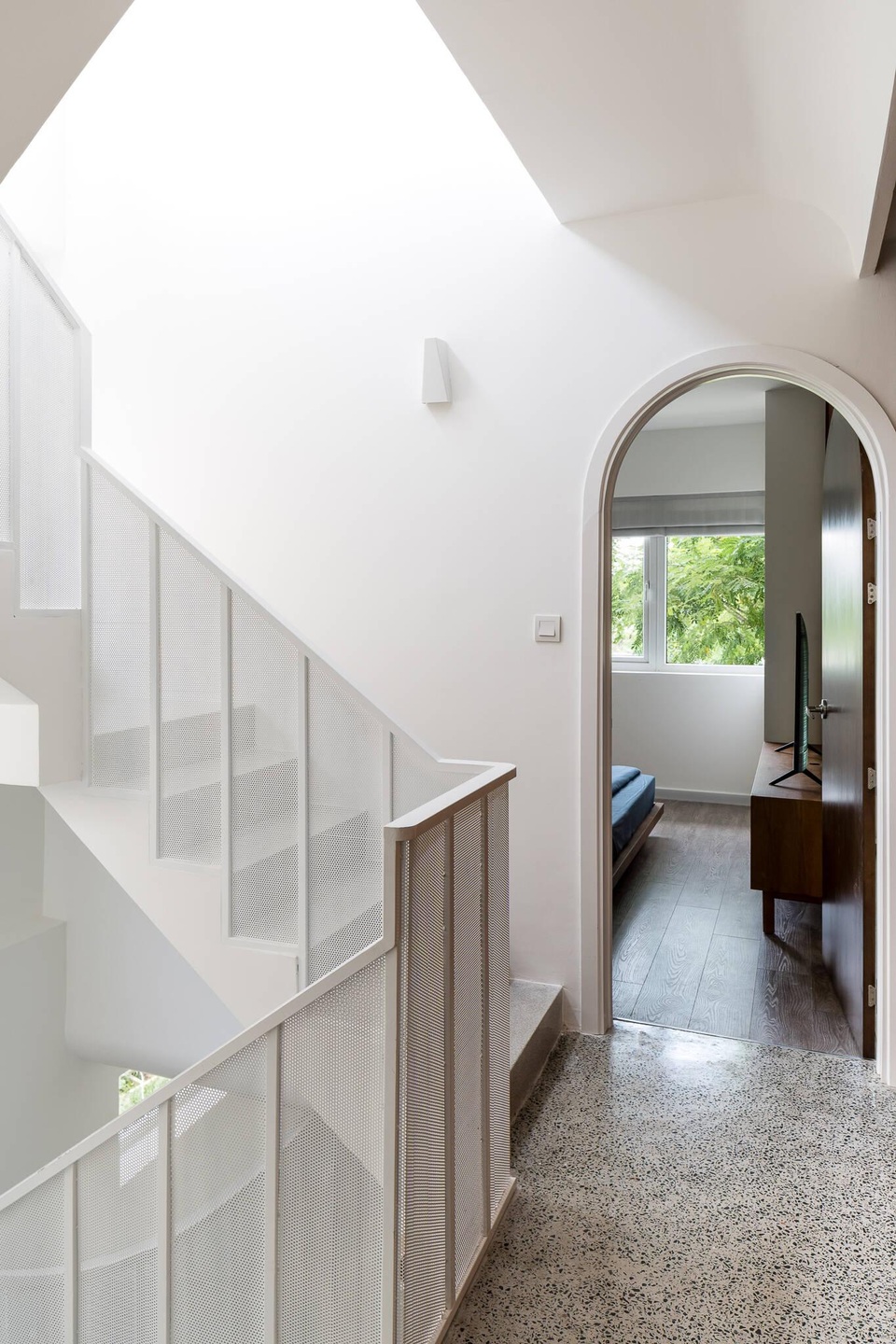 Nhà mang phong cách Thụy Điển ngập ánh sáng và cây xanh của vợ chồng trẻ - 12