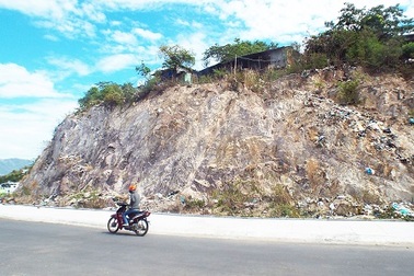 Hàng chục hộ dân sống thấp thỏm bên “miệng hố tử thần”