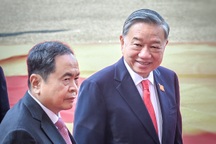 Tổng Bí thư Tô Lâm cùng các lãnh đạo xem triển lãm ở Đại hội Đảng bộ TPHCM