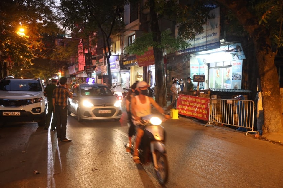 Phun khử khuẩn nơi có trường hợp nghi mắc Covid-19 trên phố Hoàng Hoa Thám - 12 Phun khử khuẩn nơi có trường hợp nghi mắc Covid-19 trên phố Hoàng Hoa Thám - 12