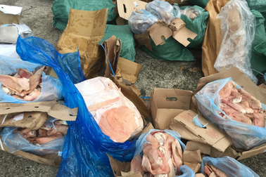 Bắt giữ gần 6 tấn thực phẩm bốc mùi, đổi màu, chảy nước