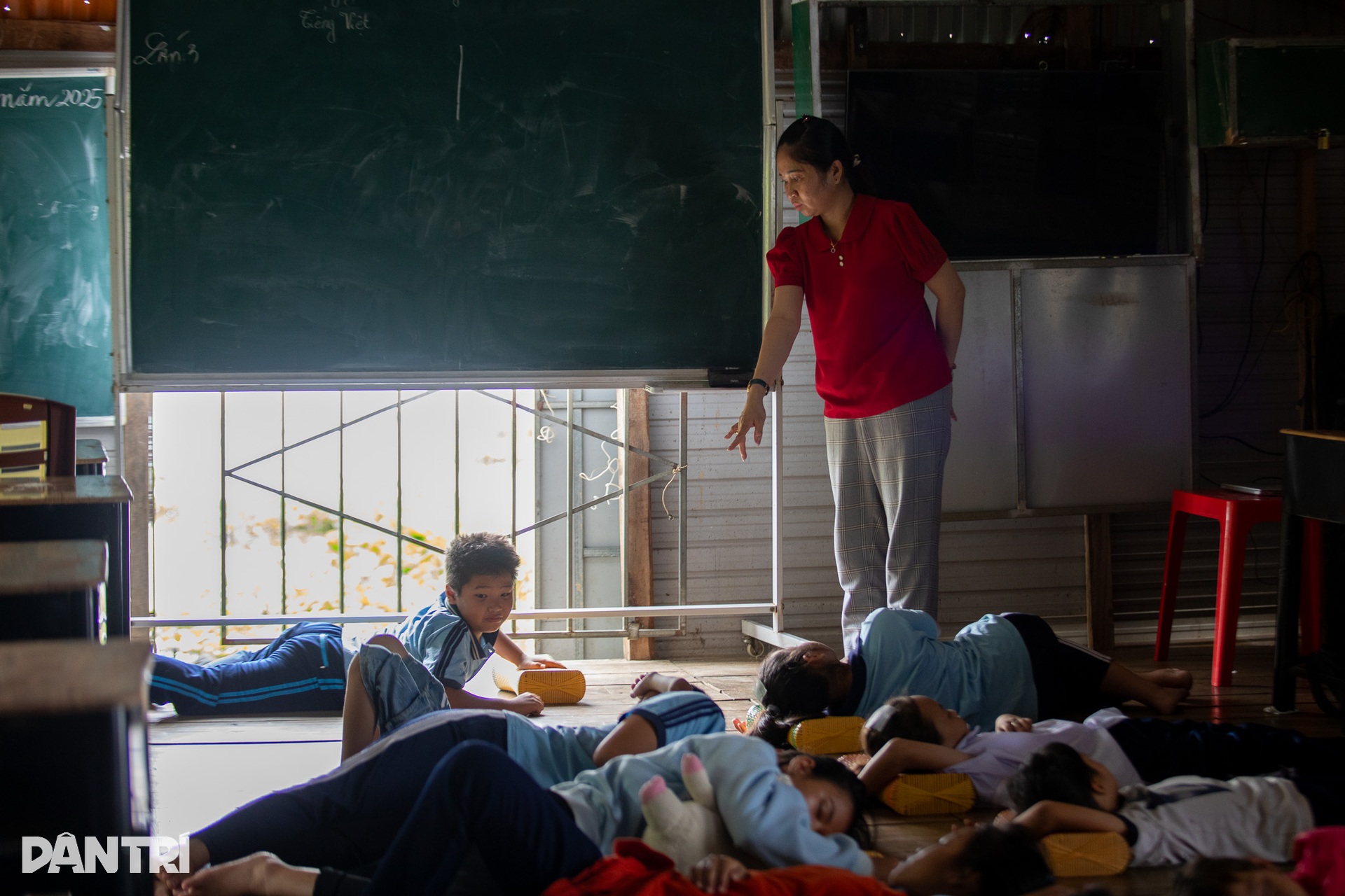 Cô giáo của những đứa trẻ “ba không” giữa lòng hồ Trị An - 12