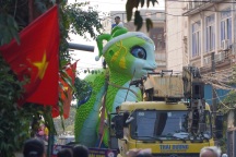 10 thợ xoay vần suốt 11 giờ, đưa "rắn hạnh phúc" 7 tấn lên phố đón Tết