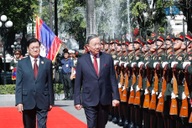 Lễ đón trọng thể Tổng Bí thư Tô Lâm và Phu nhân tại thủ đô Viêng Chăn