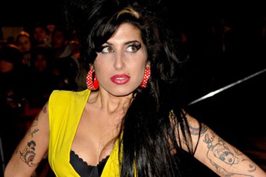 Trưng bày tượng Amy Winehouse có kích thước người thật 