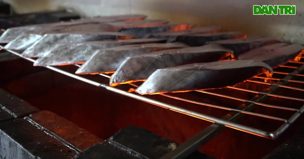 Video: Mỗi ngày nướng 3 tạ cá vẫn không đủ hàng bán dịp Tết | Báo Dân trí