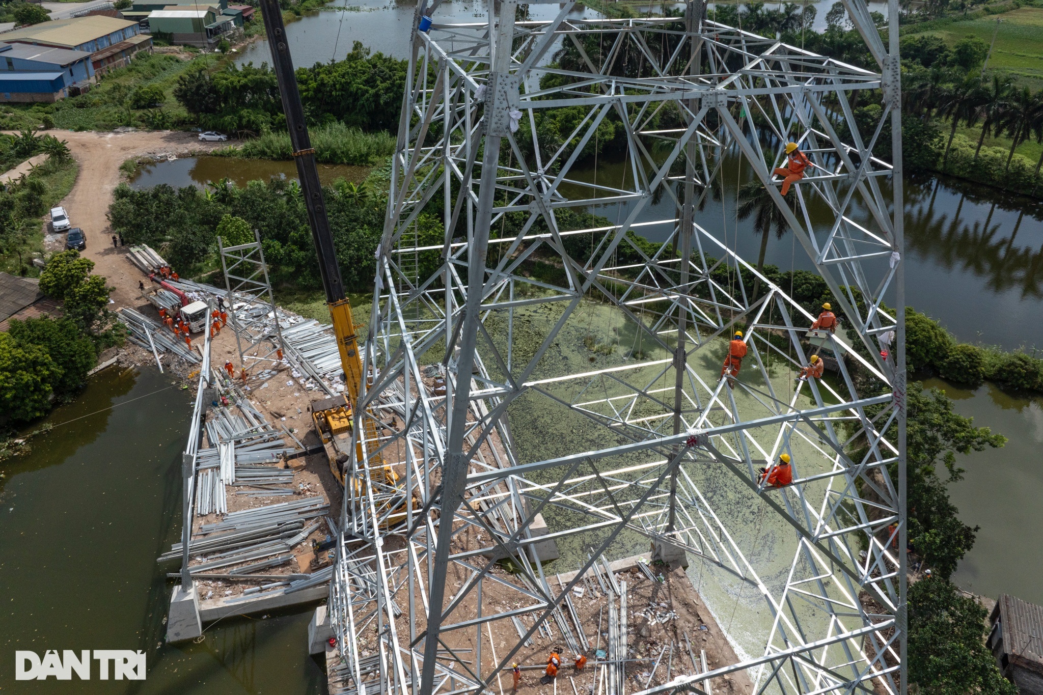 View - Công nhân đội nắng 40 độ C, treo mình giữa lưng trời xây đường điện 500kV | Báo Dân trí