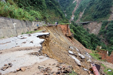 Một công nhân suýt bị đất đá vùi lấp khi "vá" quốc lộ