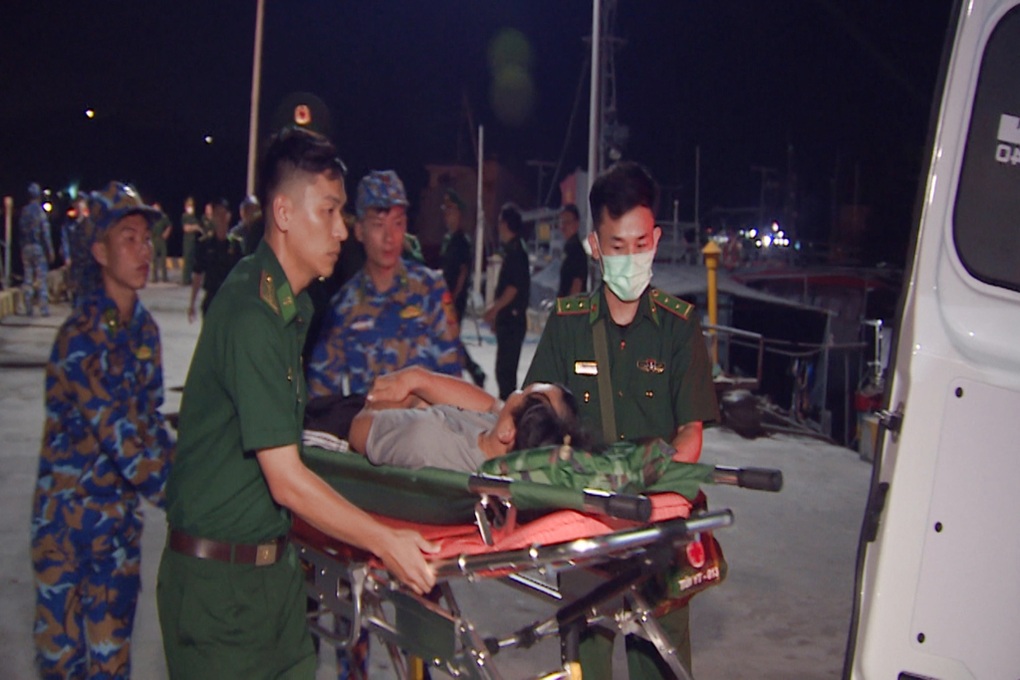 7 giờ vượt sóng cứu ngư dân gặp nạn trên biển - 1 7 giờ vượt sóng cứu ngư dân gặp nạn trên biển - 1