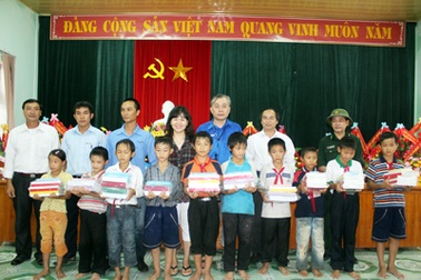 Hơn 1.000 suất quà đến với người dân Quảng Bình