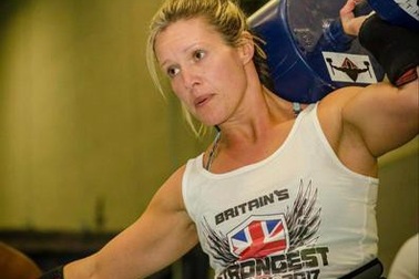 Bà mẹ khỏe nhất nước Anh: Nâng được ô tô nhưng vẫn thấy mình nữ tính