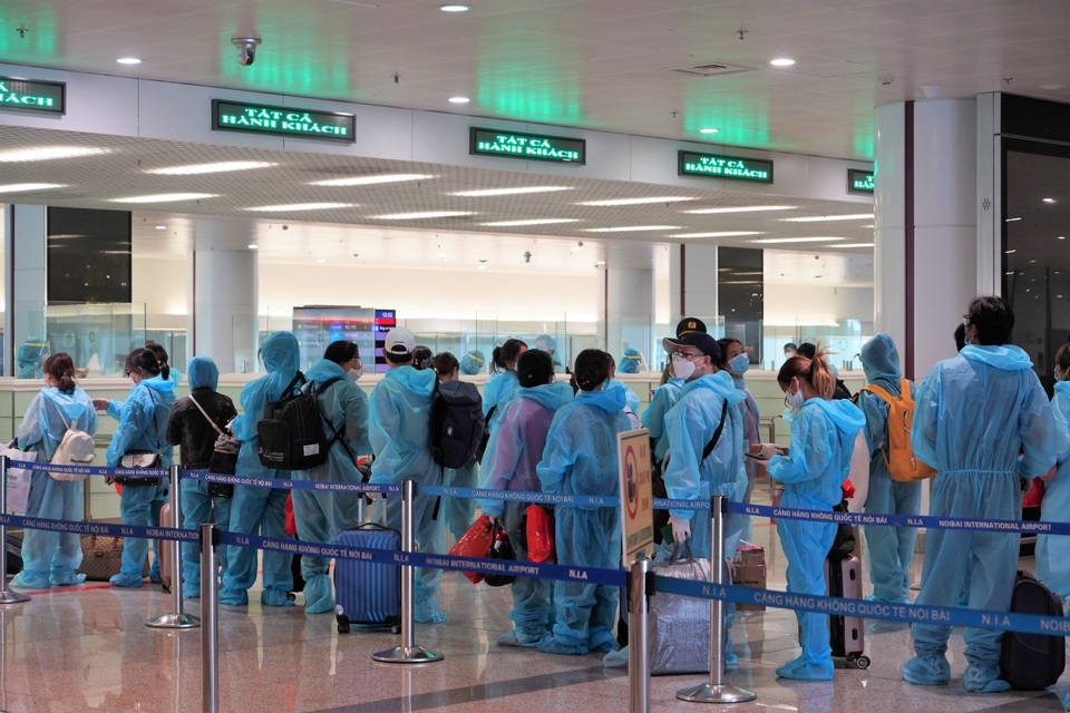 Hình ảnh đoàn khách đầu tiên tới Việt Nam sau 6 tháng “đóng cửa” bầu trời - 7 Hình ảnh đoàn khách đầu tiên tới Việt Nam sau 6 tháng “đóng cửa” bầu trời - 7