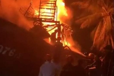 Tàu cá bốc cháy khi đang chờ sửa chữa