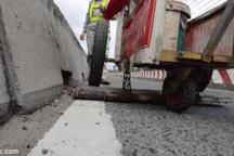 Kinh hãi với hàng trăm mảnh kim loại nhọn hoắt, rải đầy trên cầu vượt