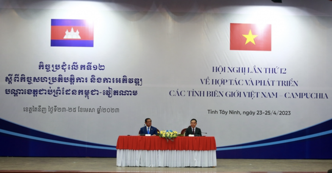 Hai Phó Thủ tướng đồng chủ trì Hội nghị lần thứ 12 về hợp tác và phát triển các tỉnh biên giới Việt Nam-Campuchia.