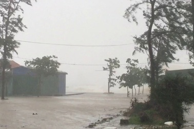 Hình ảnh sóng biển dâng cao, nhiều nơi ngập sâu trong nước ở Nghệ An