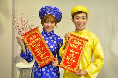 MC Trấn Thành nghịch ngợm chụp ảnh áo dài Tết cùng Hari Won