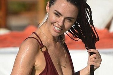 Người đẹp Anh diện đồ tắm hở bạo bên bể bơi