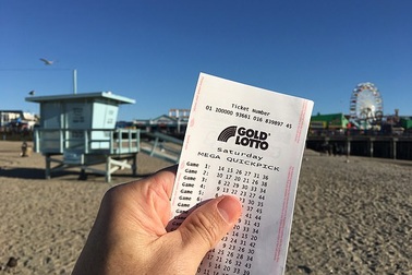 Vừa mất nhà sau vụ cháy rừng khủng khiếp, người đàn ông may mắn trúng 1 triệu đô la Úc