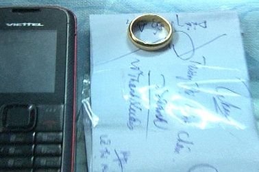 Vào tiệm vàng tráo vàng giả