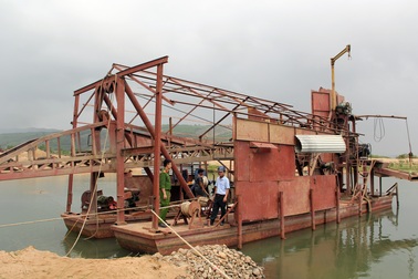 Vụ cát chảy ngược: Buộc tháo dỡ thiết bị không phép nặng hàng chục tấn