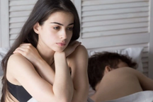 Giữa đêm chồng bạn thân nhắn tin khiến tôi chết lặng