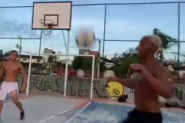 Những màn tâng bóng ngẫu hứng và đầy nghệ thuật của các cầu thủ đường phố