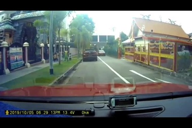 Thót tim bé trai bị ôtô chèn qua người vẫn đứng bật dậy