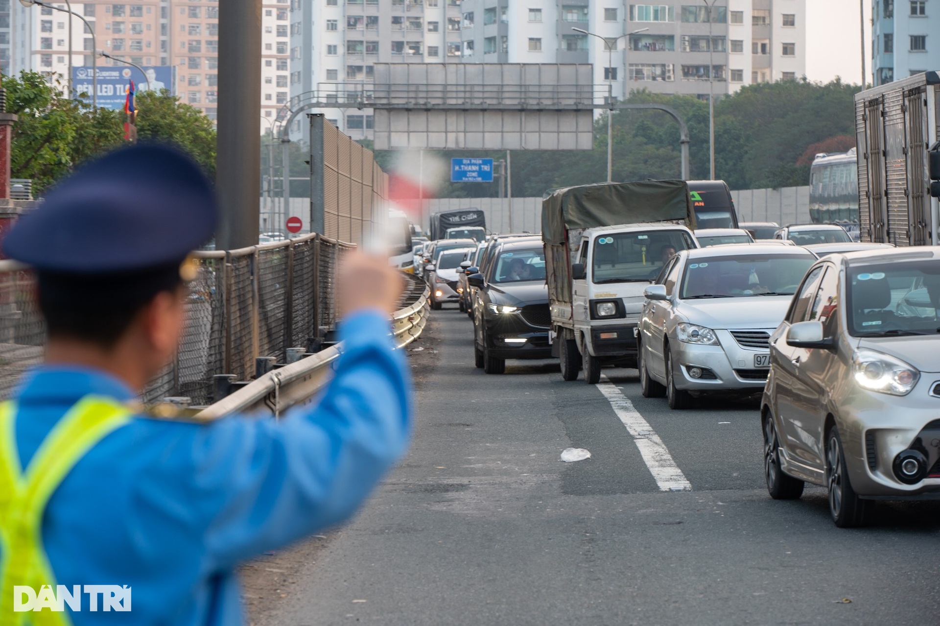 Kết thúc nghỉ Tết Dương lịch, ô tô ùn hơn 2km trên cao tốc Pháp Vân-Cầu Giẽ - 7 Kết thúc nghỉ Tết Dương lịch, ô tô ùn hơn 2km trên cao tốc Pháp Vân-Cầu Giẽ - 7