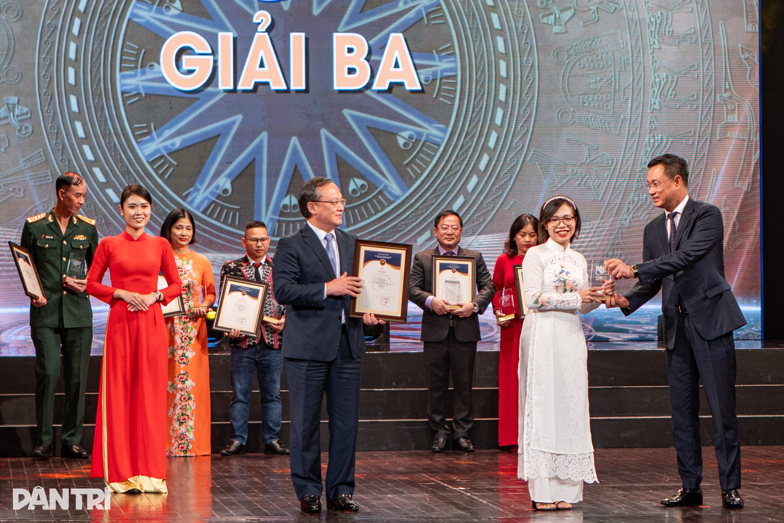 កាសែត ដាន ទ្រី ទទួលបានពានរង្វាន់ជាតិសម្រាប់ព័ត៌មានបរទេស - ទី៣ Báo Dân trí đoạt giải Ba Giải thưởng toàn quốc về thông tin đối ngoại - 2