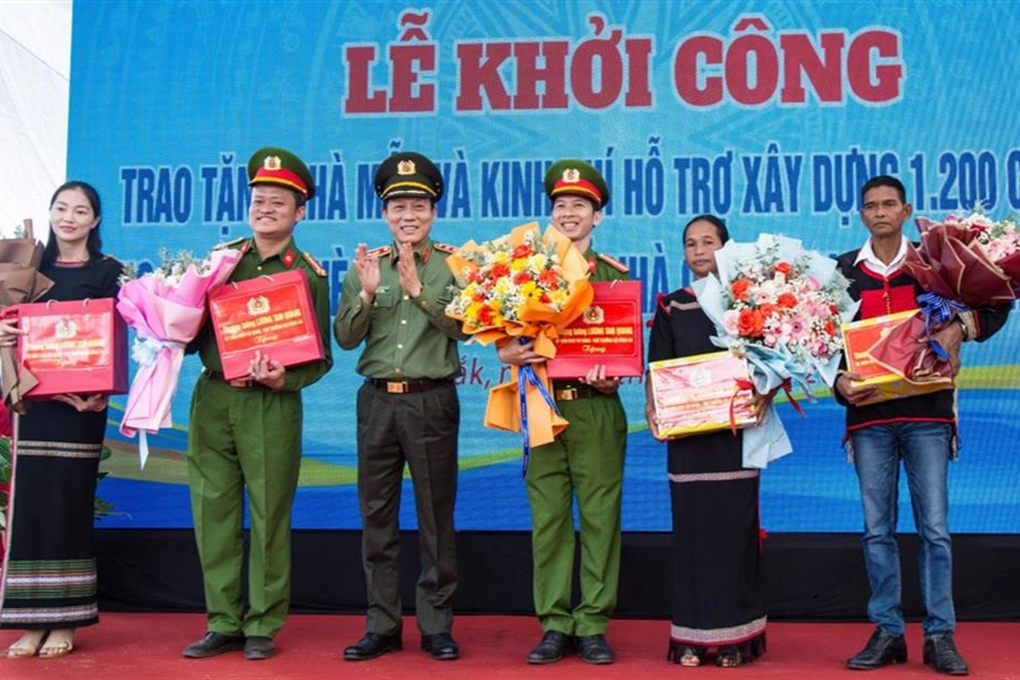 Bộ Công an xây 1.200 căn nhà tặng người nghèo tại Đắk Lắk - 2 Bộ Công an xây 1.200 căn nhà tặng người nghèo tại Đắk Lắk - 2