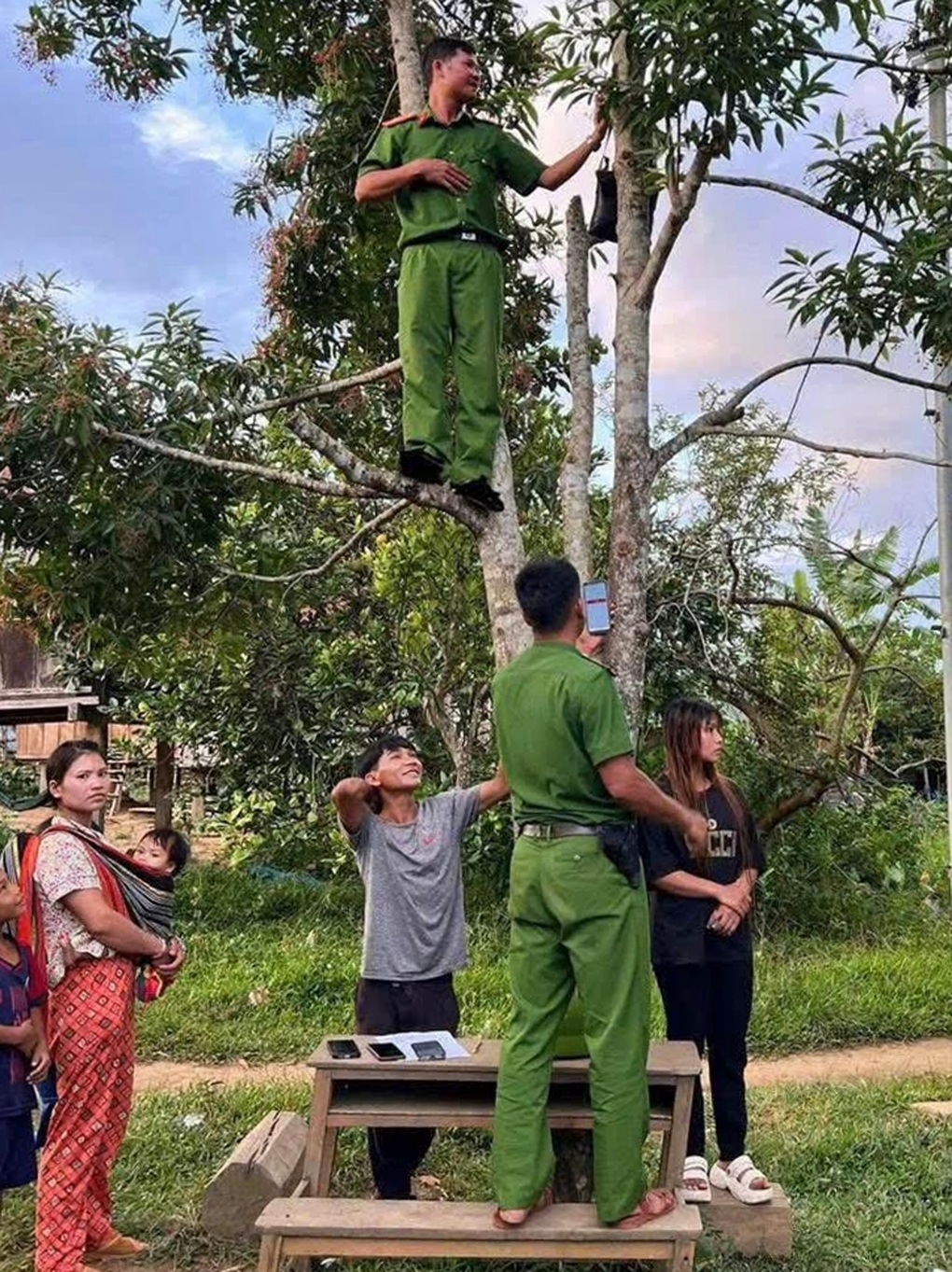 Công an leo cây “bắt sóng” điện thoại trong thôn biệt lập giữa rừng - 1 Công an leo cây “bắt sóng” điện thoại trong thôn biệt lập giữa rừng - 1