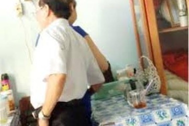 Phó Giám đốc Sở quàng tay vào đùi nữ tạp vụ bị kỷ luật Đảng