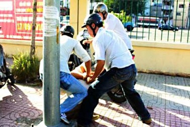 Bị nã đạn, vẫn cướp xe chạy trốn