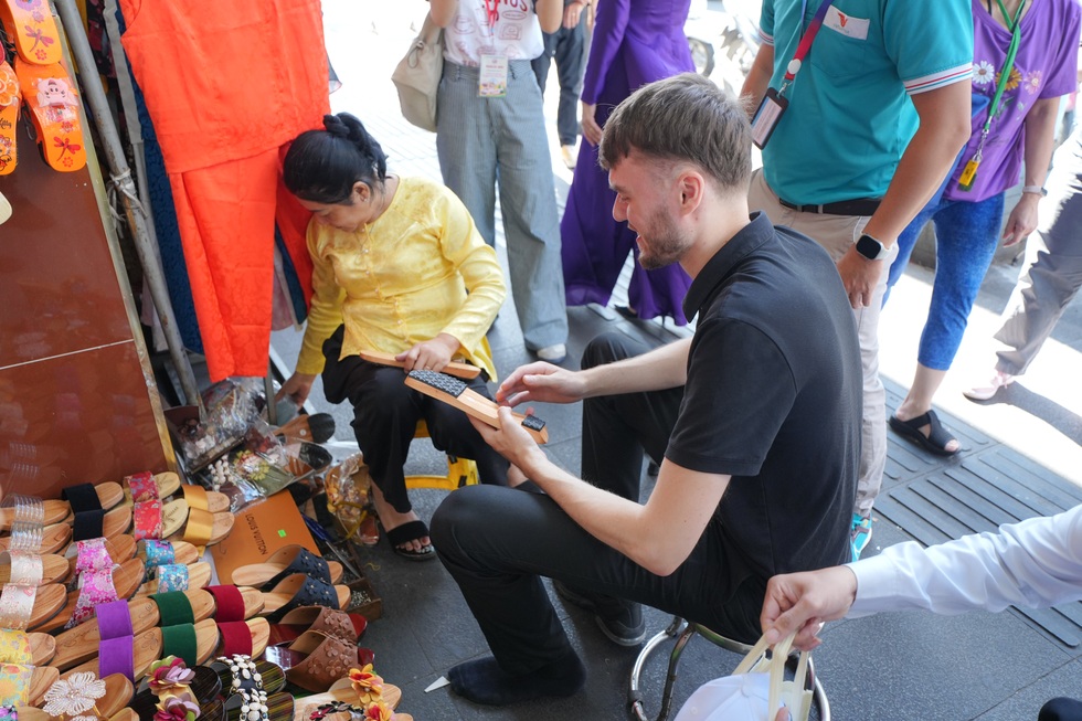 Khách Tây ra chợ đóng guốc, đi chùa cầu con linh thiêng nhất ở TPHCM - 8