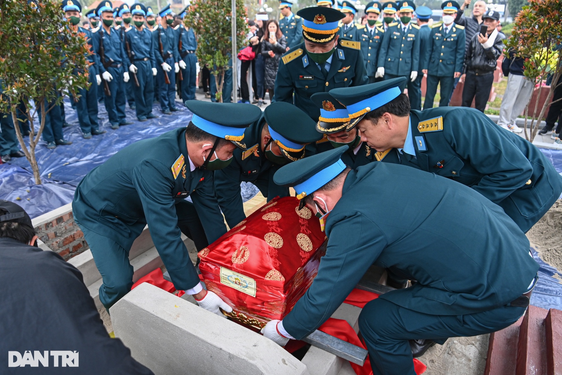 Xúc động tiễn biệt Thiếu tá, phi công Trần Ngọc Duy về đất mẹ - 11 Xúc động tiễn biệt Thiếu tá, phi công Trần Ngọc Duy về đất mẹ - 11