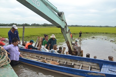 Lũ đạt đỉnh, người dân vẫn đắp bờ, xây tường chống nước