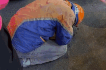 Người giao hàng quỳ gối van xin sau khi tông vào đuôi ô tô siêu sang