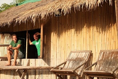 Chuyện về một giám đốc ngân hàng đi tìm hạnh phúc trong... ngôi nhà lá