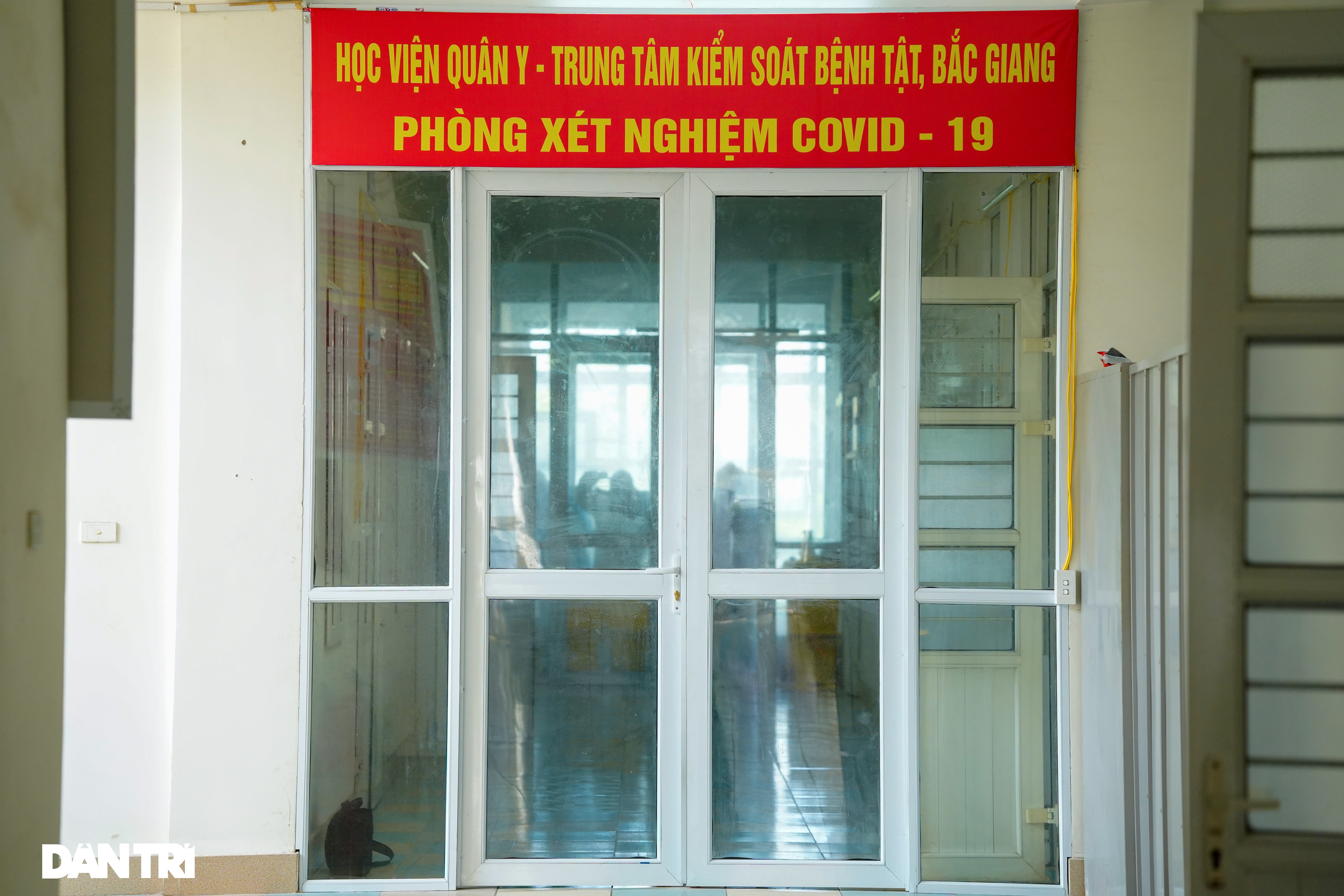 Cận cảnh khu xét nghiệm lớn nhất Việt Nam, cao điểm xử lý 20.000 mẫu/ngày - 1 Cận cảnh khu xét nghiệm lớn nhất Việt Nam, cao điểm xử lý 20.000 mẫu/ngày - 1