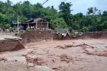 Di dời khẩn cấp hàng chục hộ dân do ảnh hưởng mưa lũ